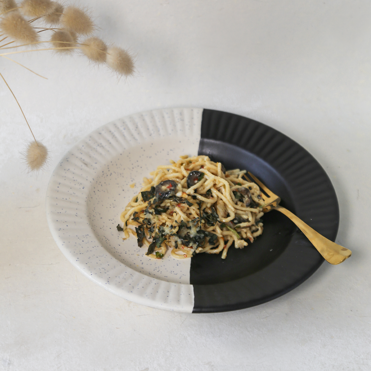 BLACK & WHITE PASTA PLATE